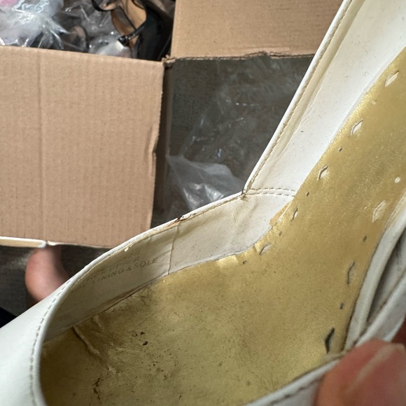 BCBG white pointed toe heels size 7 - Picture 9 of 10